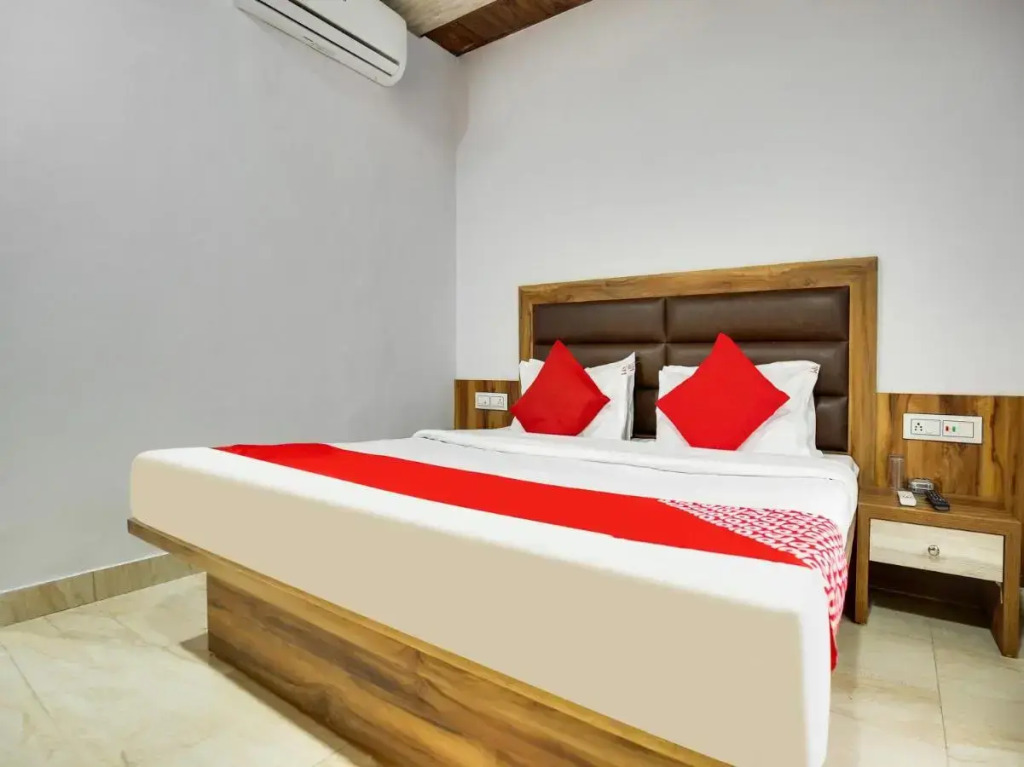 OYO Flagship 80706 Hotel Crown