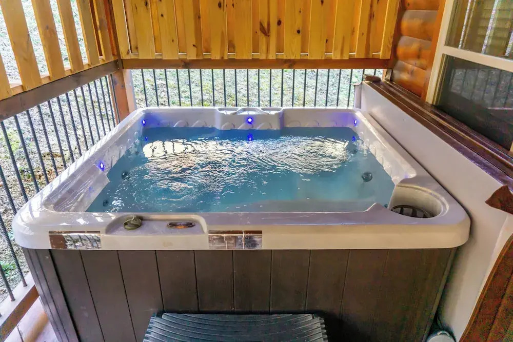 1 Mi to Parkway! Hot Tub Hideaway in Pigeon Forge