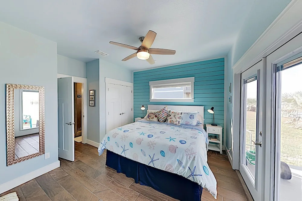 New Listing! Waterfront Copano Bay W/ Pool 2 Bedroom Condo