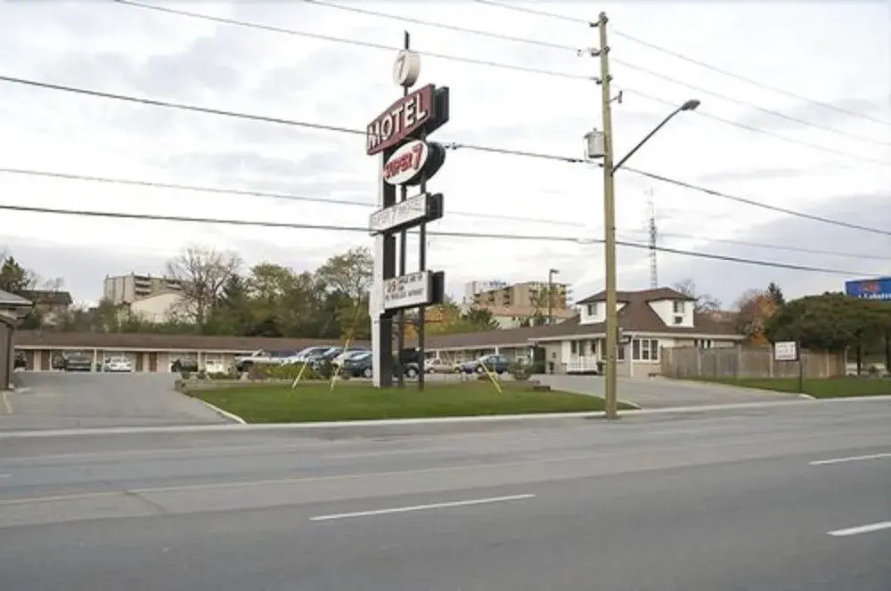 Super 7 Motel London