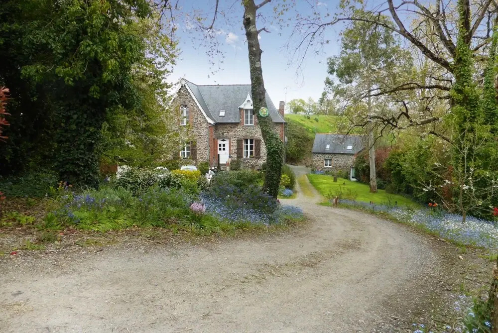 Quiet, 2-bedroom House in Dol-de-bretagne With a hot tub and Furnished