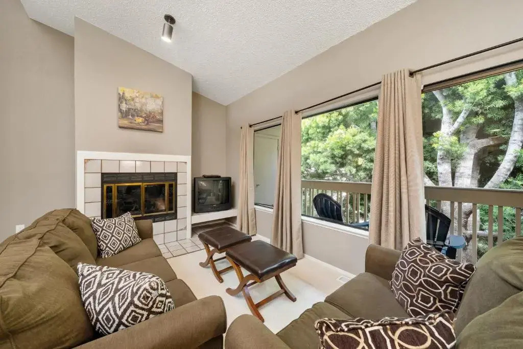 358 Stimson Avenue 2 Bedroom Condo by Redawning