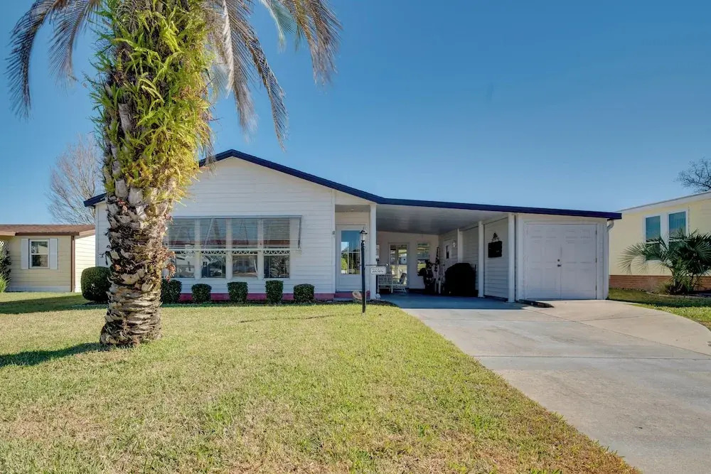 Lady Lake House with Lanai and Community Pool!