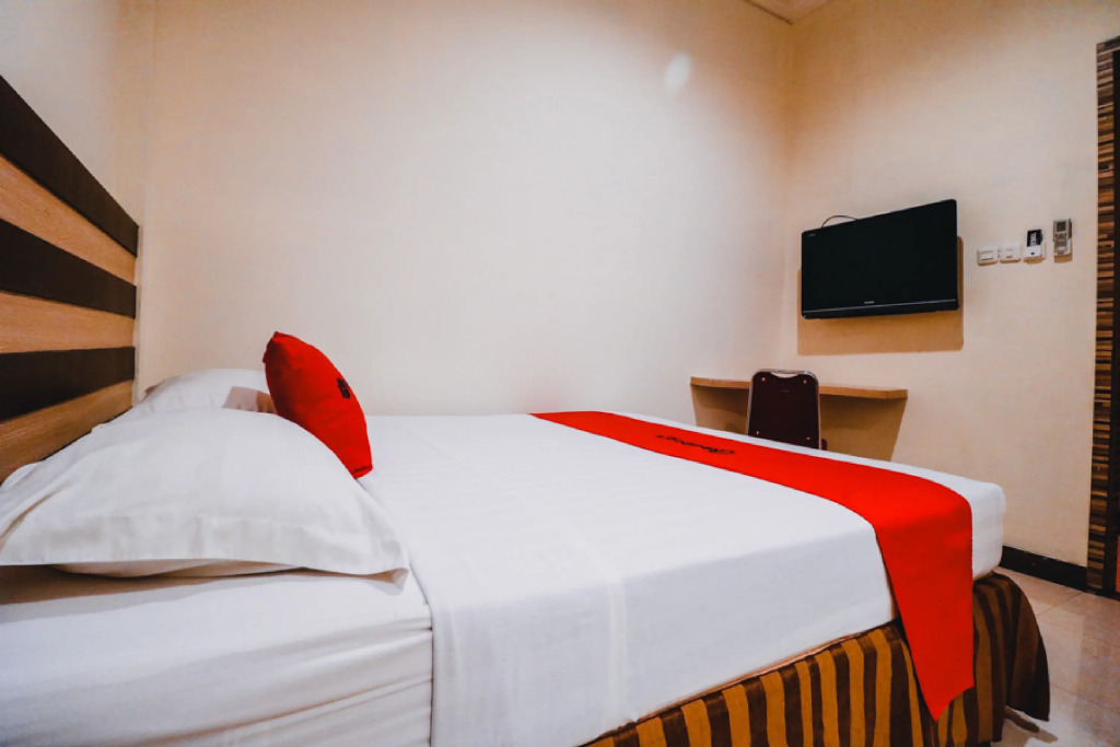Reddoorz Plus near Makassar Town Square