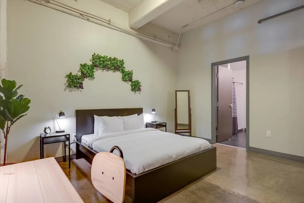 3 Bedroom Unit in Downtown Dallas with Pool & Gym