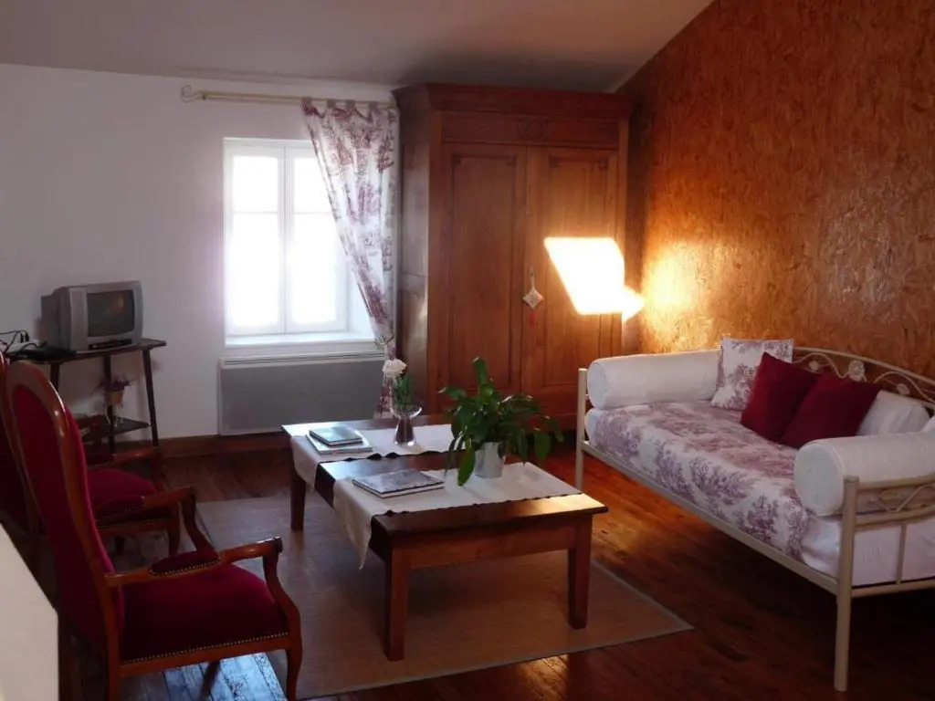 Maison en pierres rénovée avec patio à Ferrières-sur-Sichon - FR-1-489-191