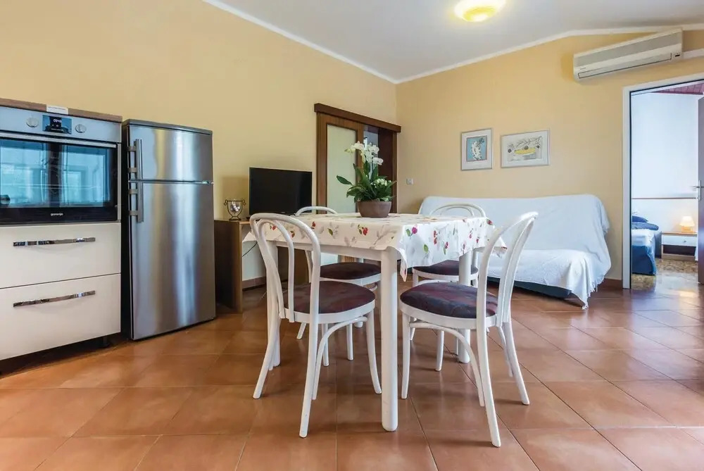 Stunning Home in Porec With Wifi and 2 Bedrooms