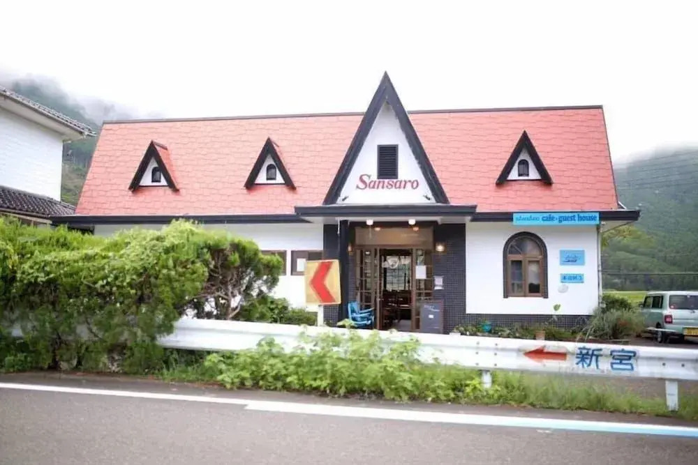 Sansaro Cafe & Guest House