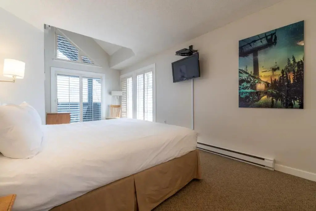 Renovated Ski in ski out 2 bedroom 1 bedroom plus enclosed loft