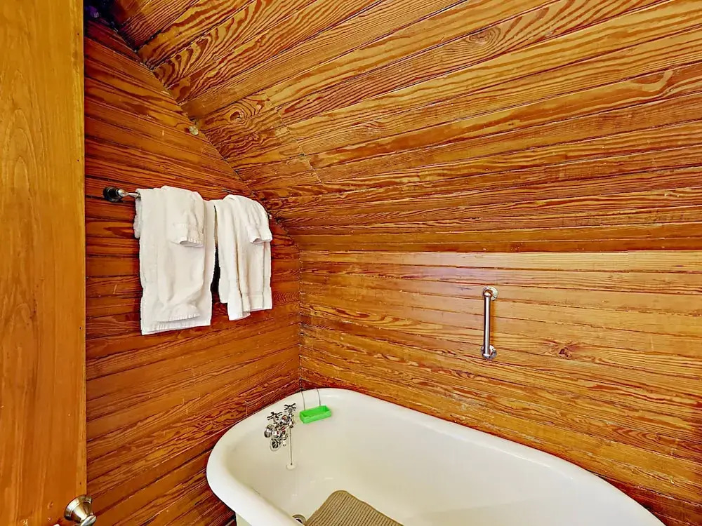 Romantic Crowâ€™s Nest Hideaway 1 Bedroom Apts