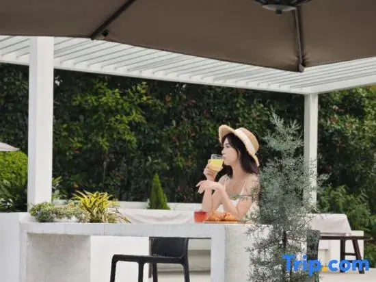 Mogan Qixi Hot Springs Designer Mountain Surrounding Luxury · Starry Sky Pool Garden Boutique Stay