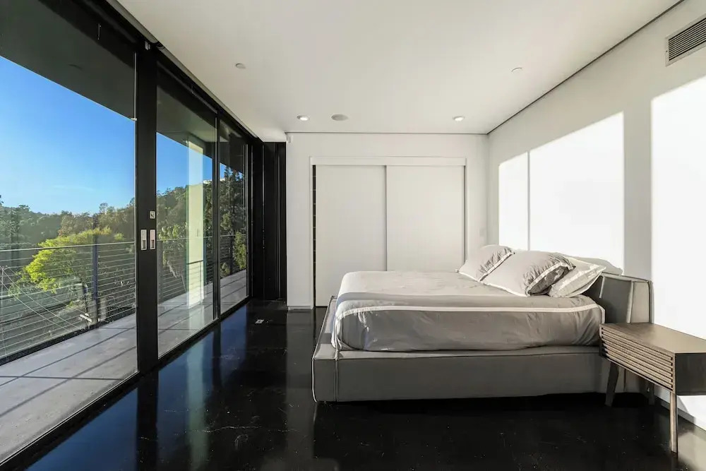 Glass Mansion - Chic Glass Villa in LA Hills With Views, Style & Serenity