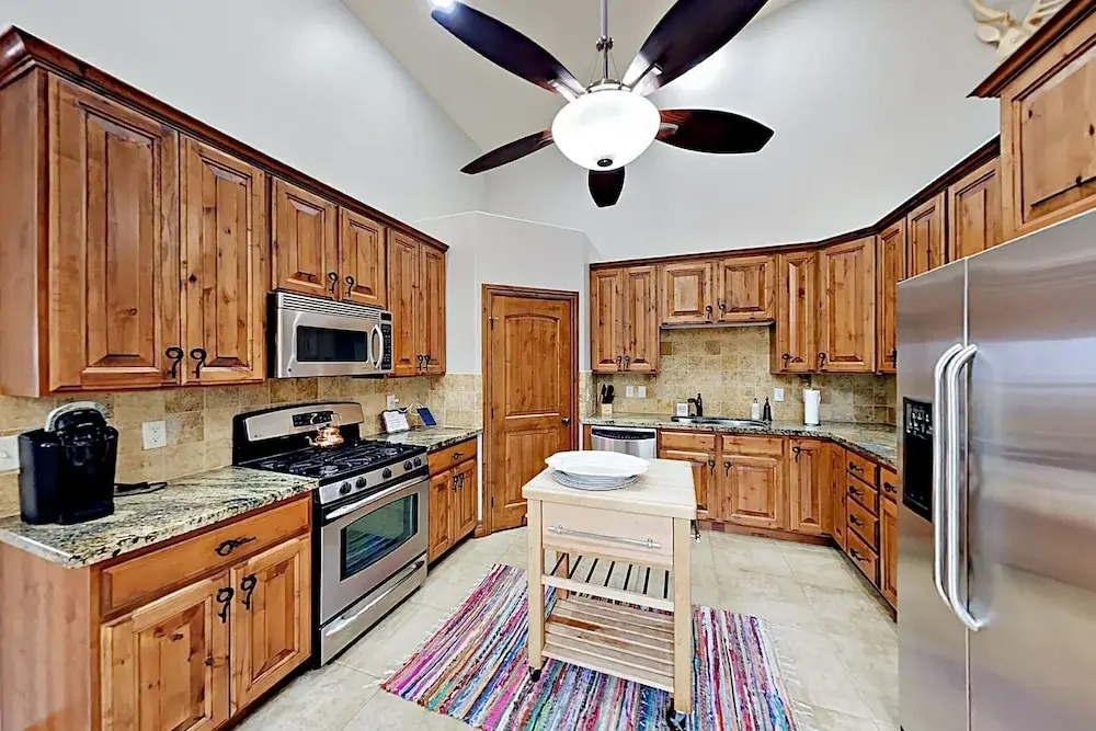 Big Townhome W/ Hot Tub, Views, 3 Living Rooms 5 Bedroom Townhouse