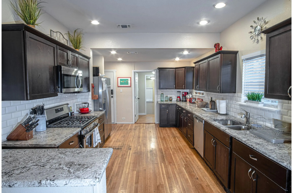 The Highland House 5BR Huge Patio 2 miles to DT