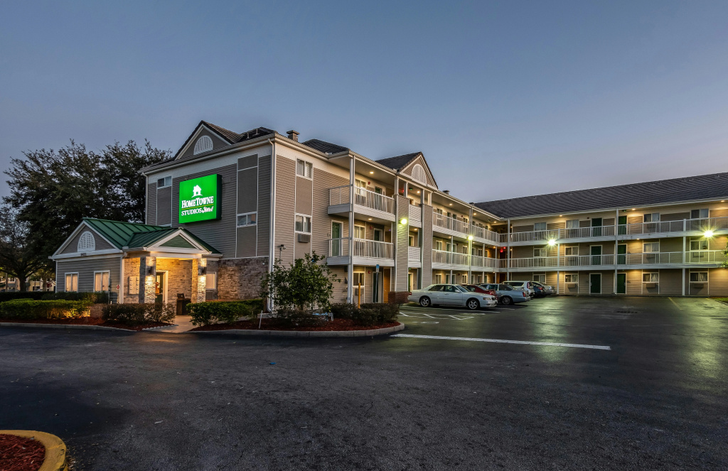 HomeTowne Studios by Red Roof Orlando South