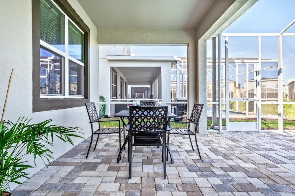 Tr_555r Modern Serenity 8 Bedroom Apts