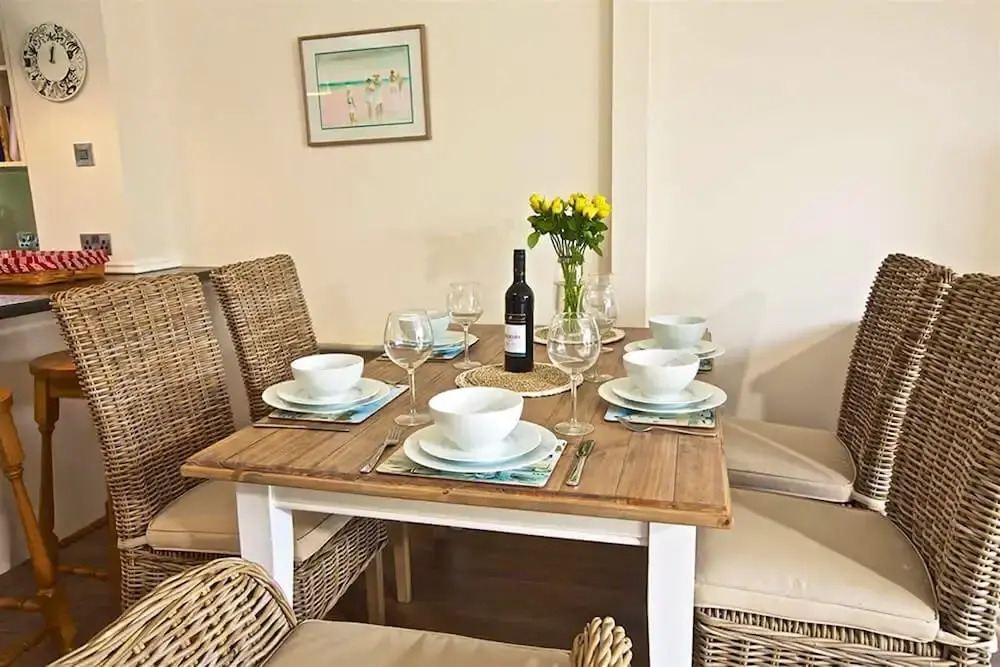 Stylish New England lakeside retreat in the Cotswold Water Park