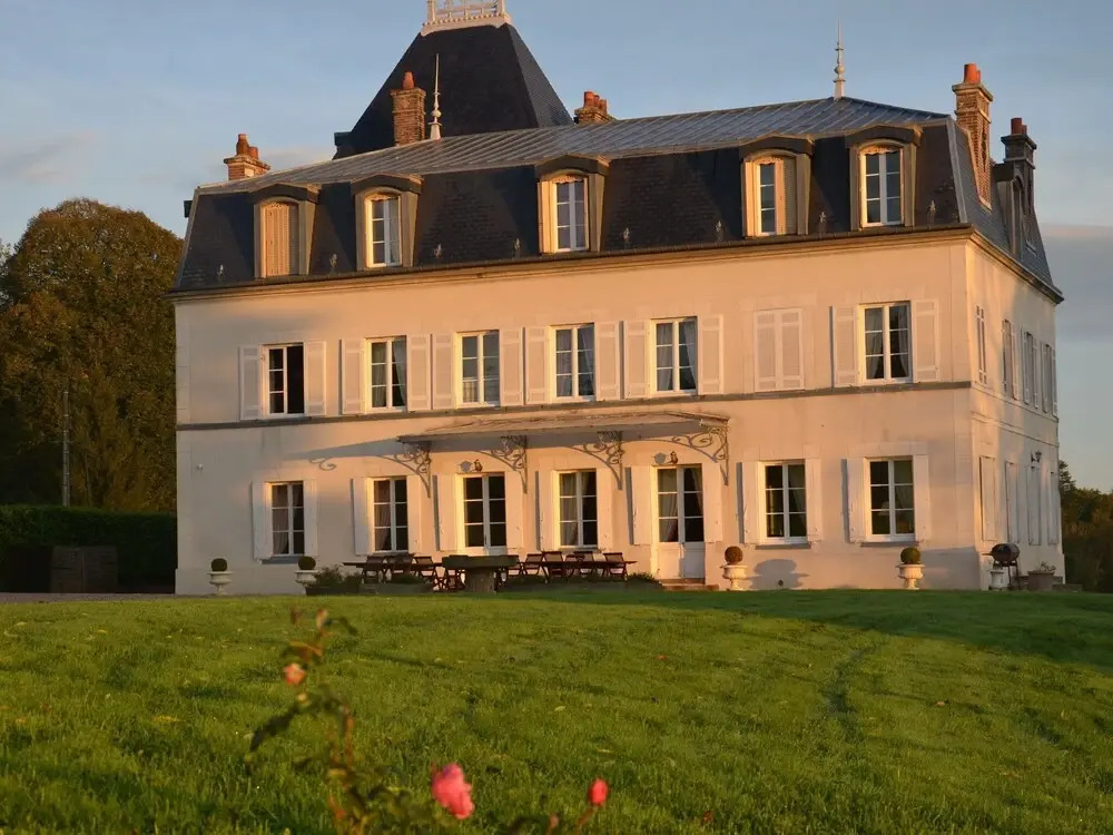Modish Castle in Asnières with Terrace
