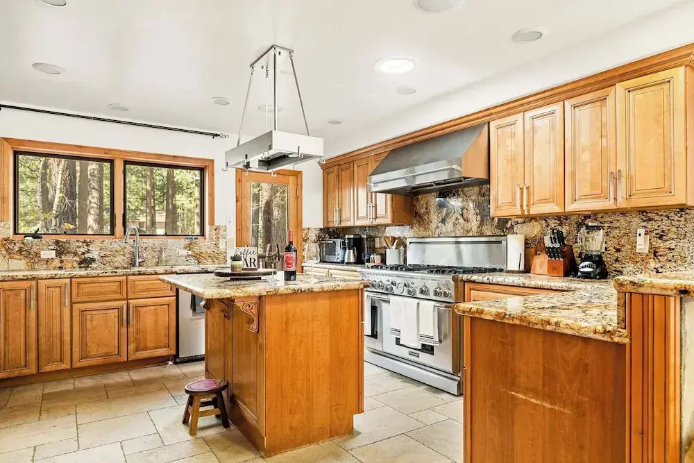 Summit Pine Lodge 4 BDR Minutes From Bear Lake!