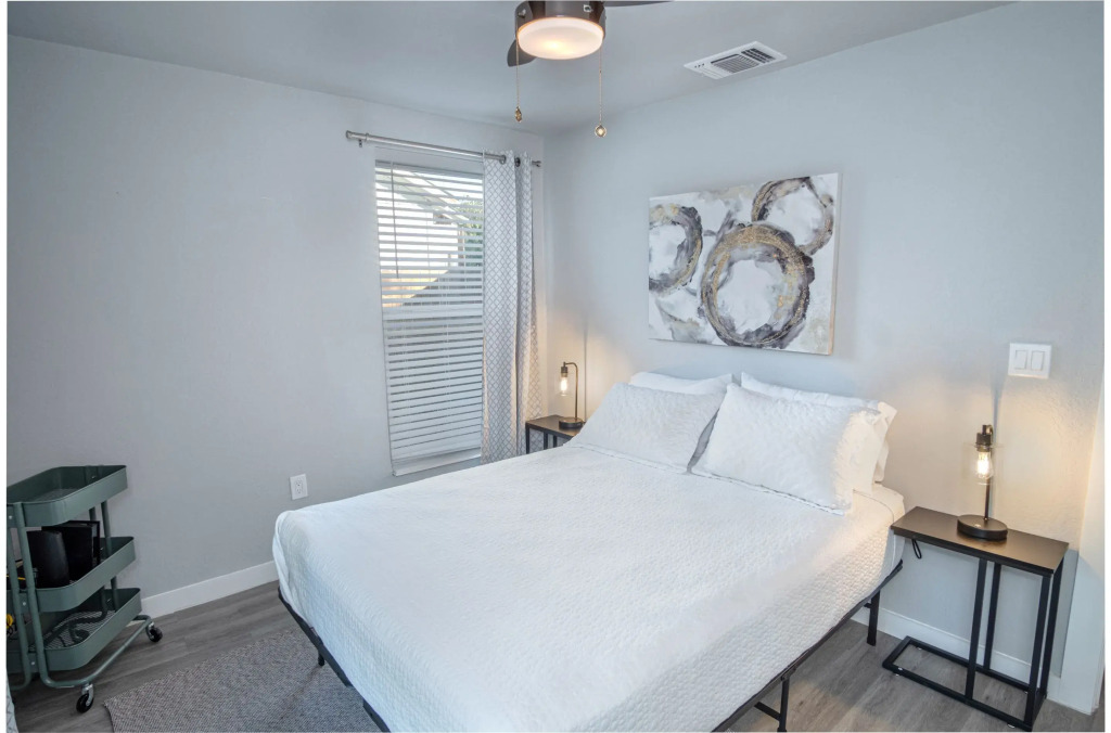 Stylish 4 Br/2ba Renovated Home Near Downtown