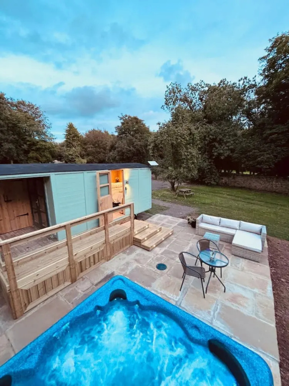 Shepherds Hut With Hot Tub