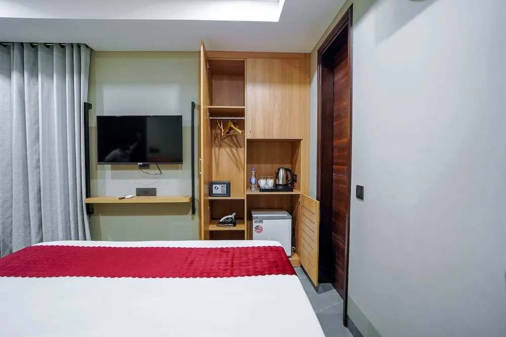 Saltstayz Select - Golf Course Road & Sector 57