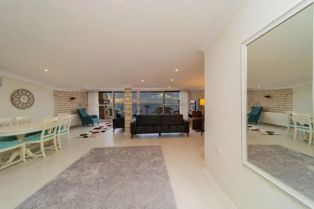 Flat With Terrace Next To Konyaalti Beach
