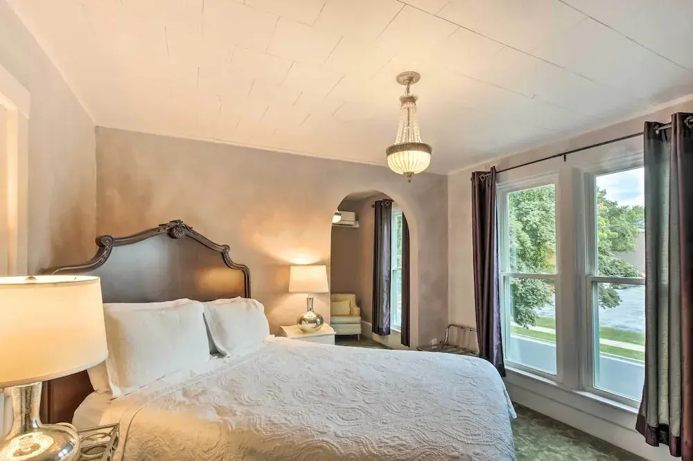Dog-friendly Home w/ Balcony & Yard in Surgeon Bay
