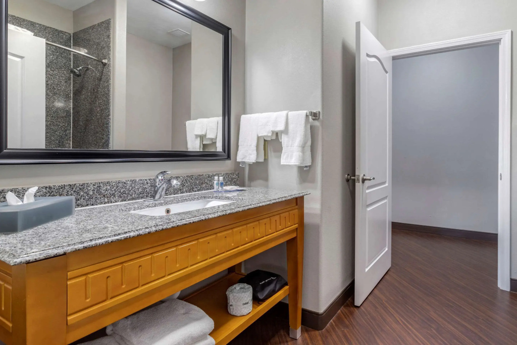 Comfort Inn & Suites Cleveland TX