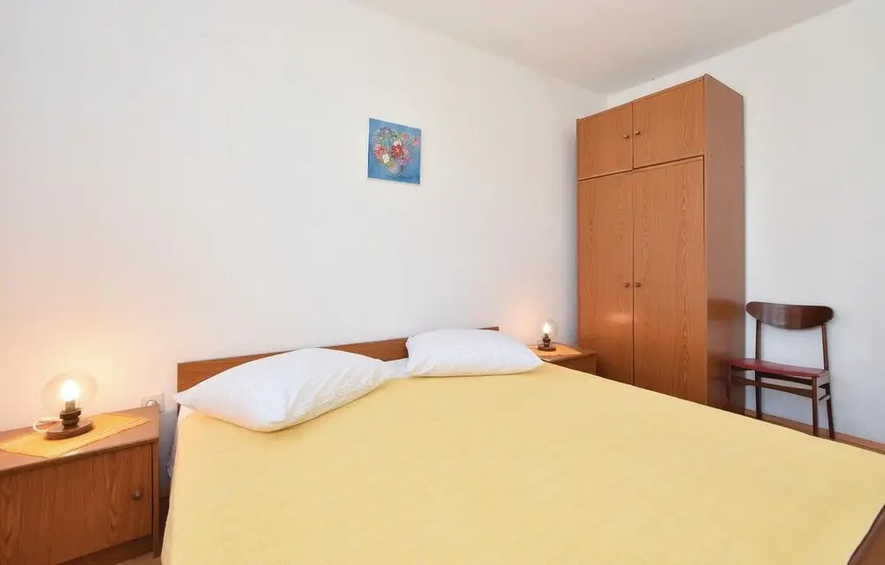 Amazing Home in Stari Grad With Wifi and 2 Bedrooms