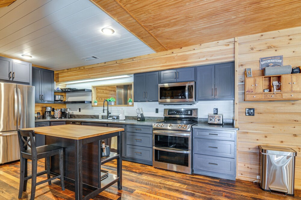 Inviting Utah Cabin w/ Spacious Deck + Fireplace!