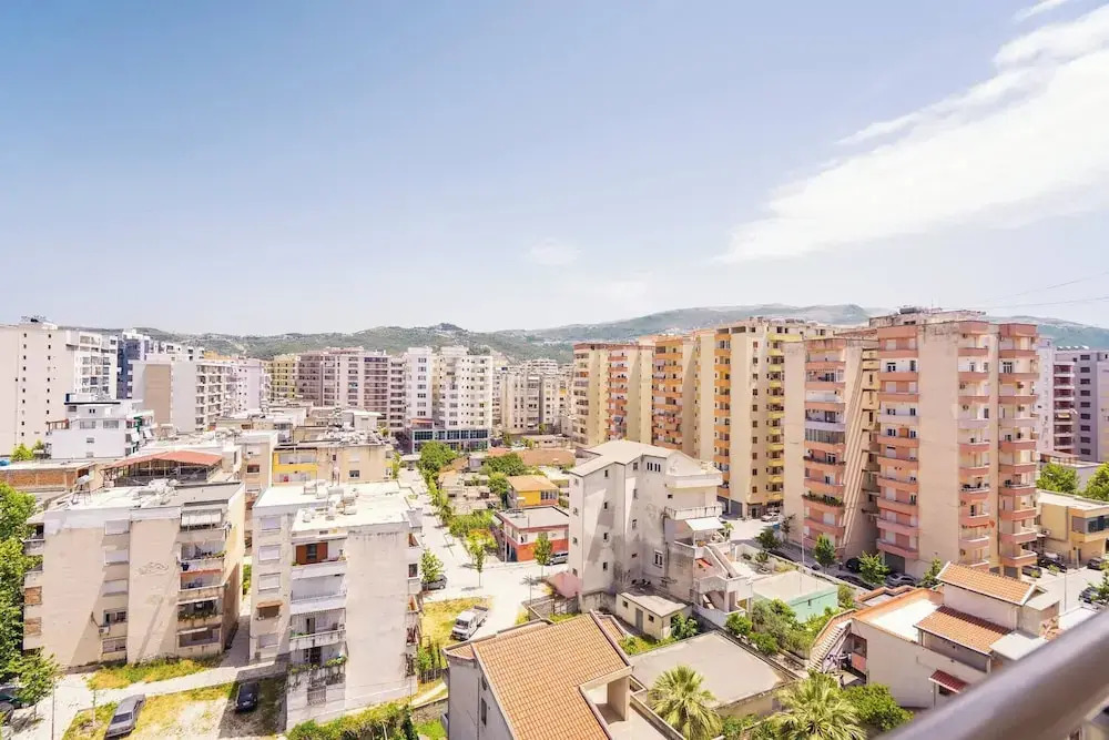 Top Floor Condo Close To Town Center And The Beach