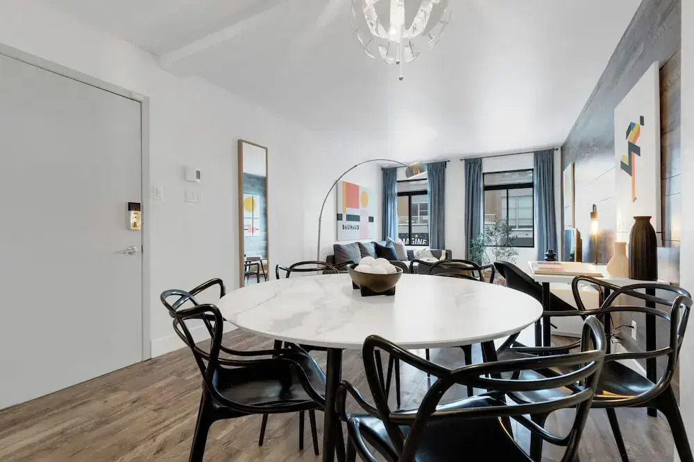 LiV MTL Urban Spacious Group Suites Near Downtown Montreal