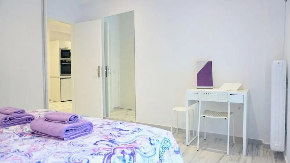Central Bright Apt in Athens near Metro