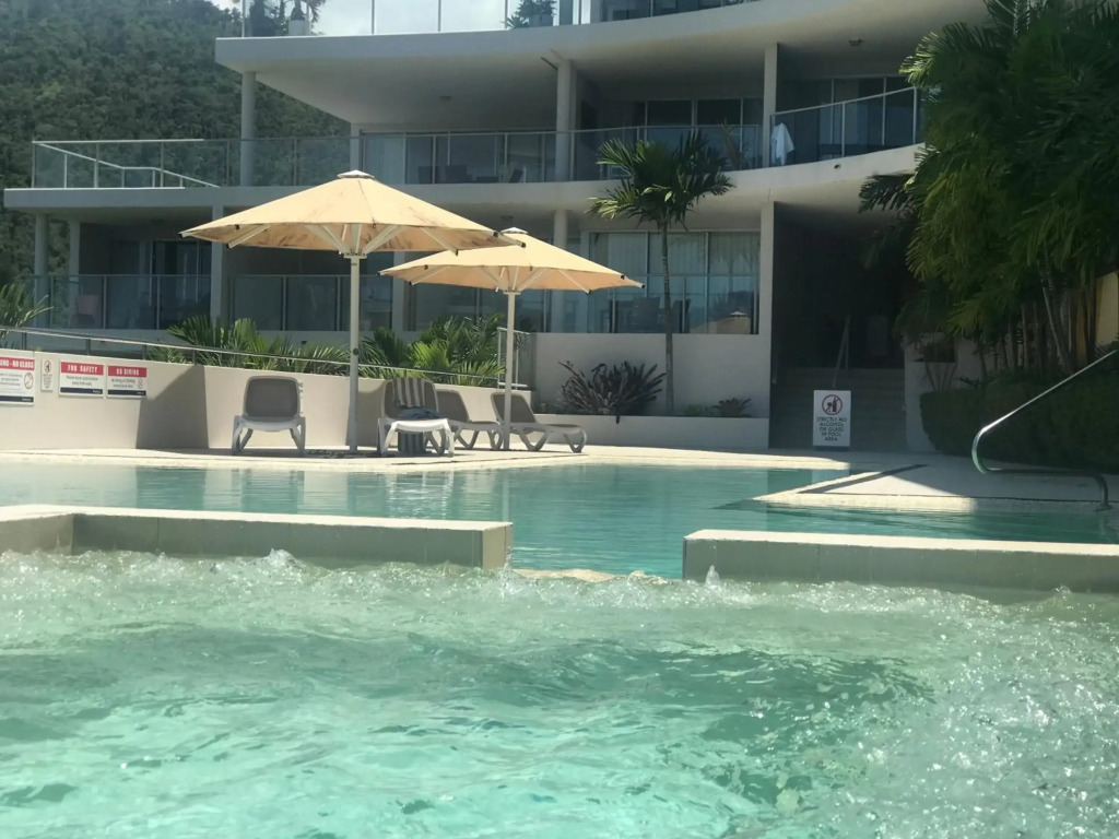 Three B Airlie 2 bedroom unit Seaviews & Pool