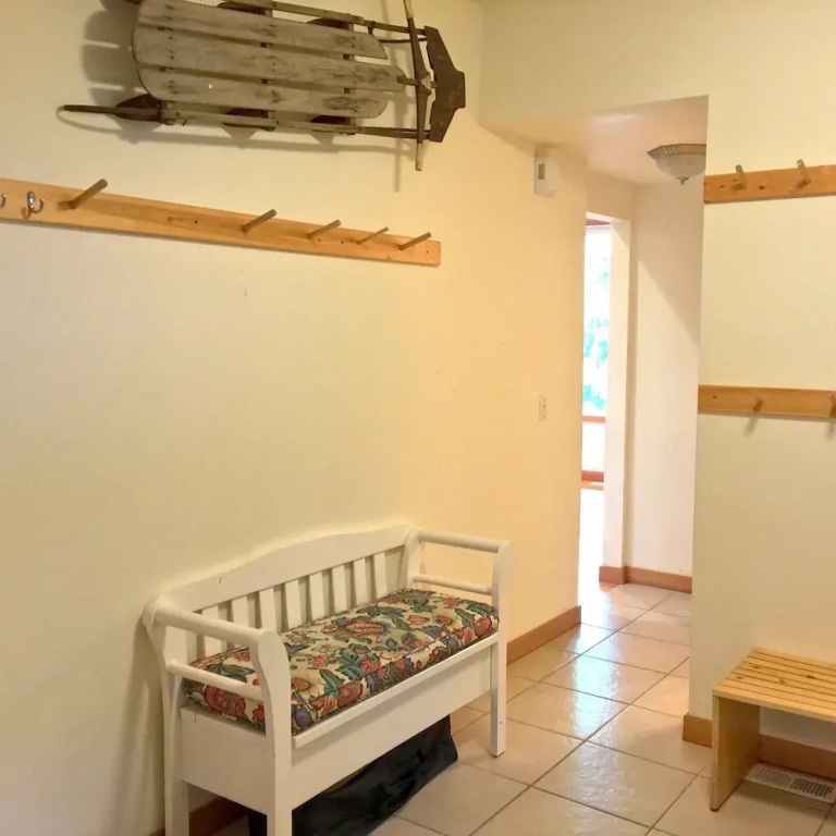 Mt Baker Rim Cabin 70 A pet Friendly Vacation Home With a hot tub and Wifi