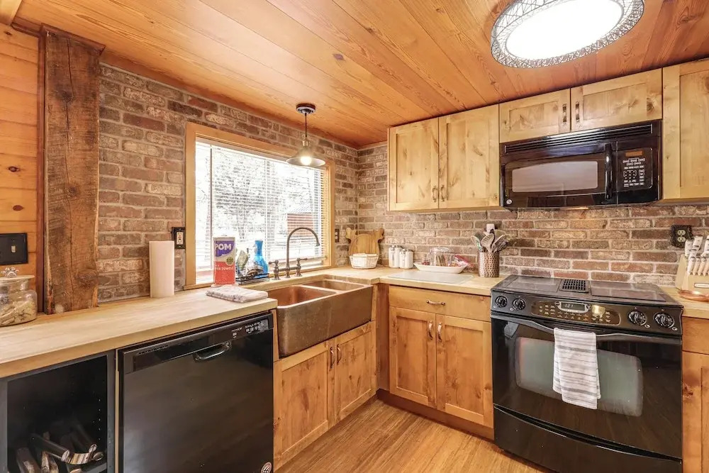 Private Hot Tub & Fire Pit: Pine Cabin Near Hiking