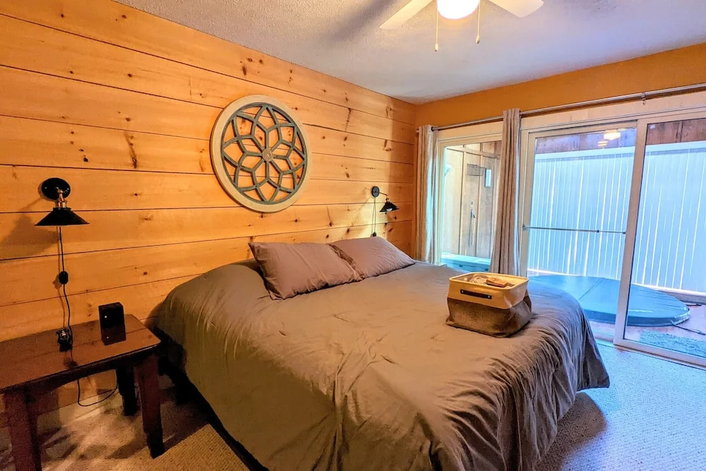 Alpine Allure by Avantstay Indoor Hot Tub, Game Loft, Enclosed Deck