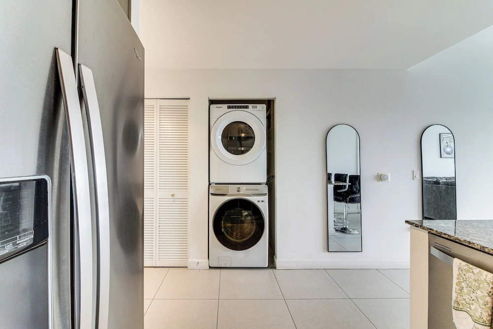 Steps to Dtwn Doral Park: Modern Group Retreat