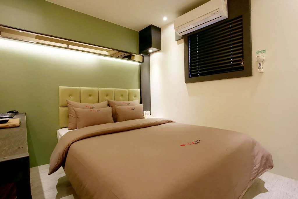 Achasan Station Wall Hotel