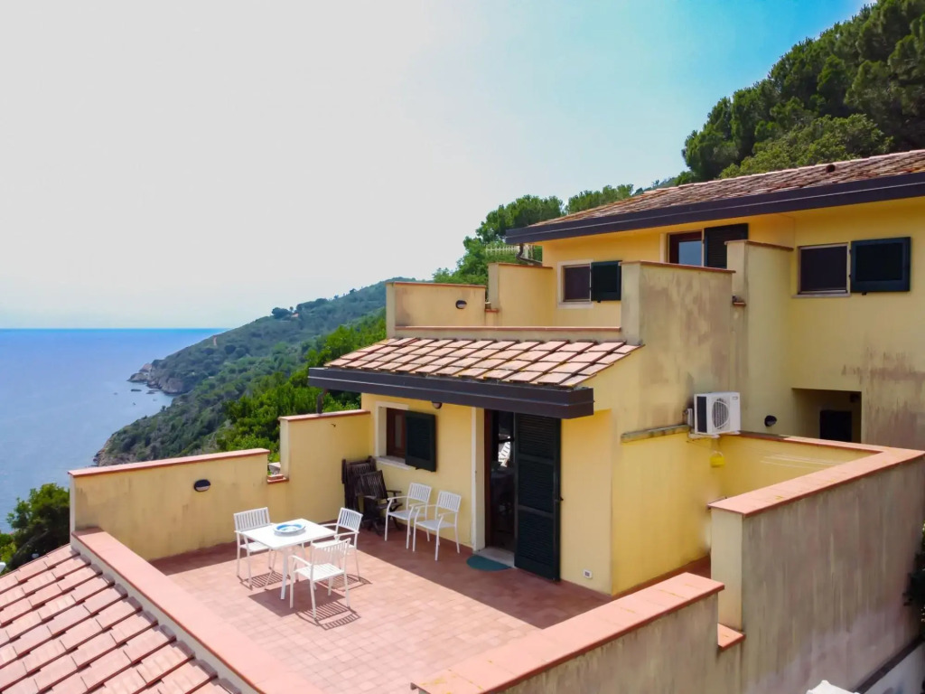 Between dreams and stars, Villa Capo Stella stands majestically on the cliff and is embraced by the-Villa Capo Stella