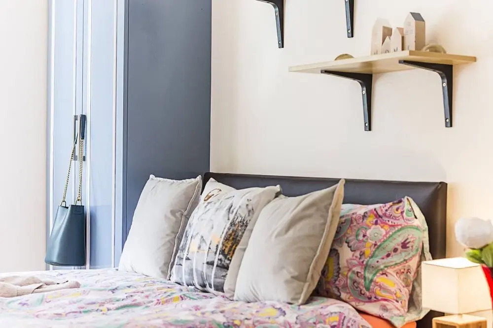 Private Homely Bedroom in Kensington R2