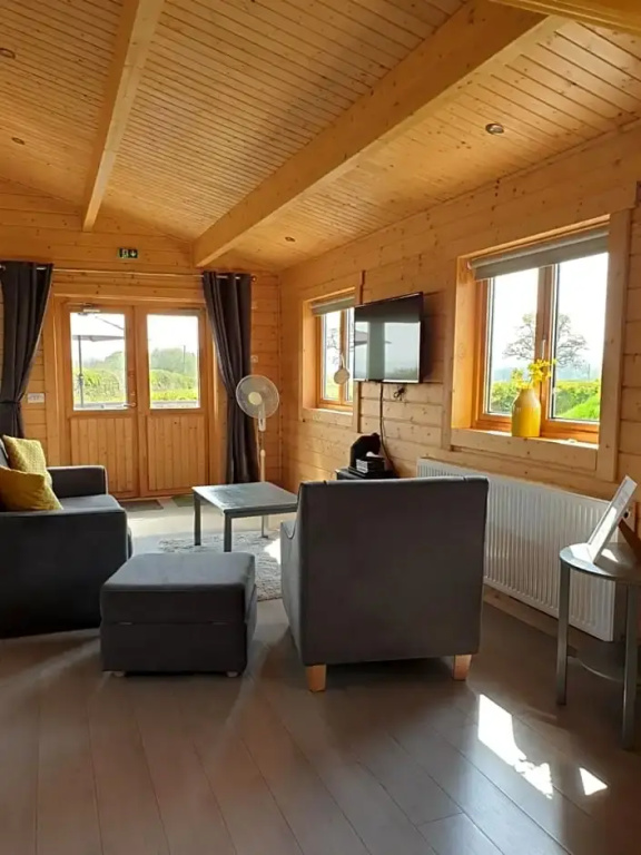 Ruths Retreat Shropshire Countryside Lodge with private hot tub & great views