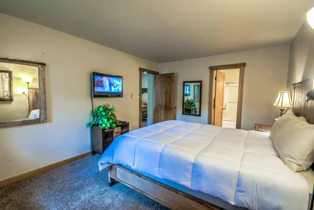 Ski-In/Ski-Out Condo with Shared Hot Tubs, Saunas, Patio, Shuttle to Ski Resort