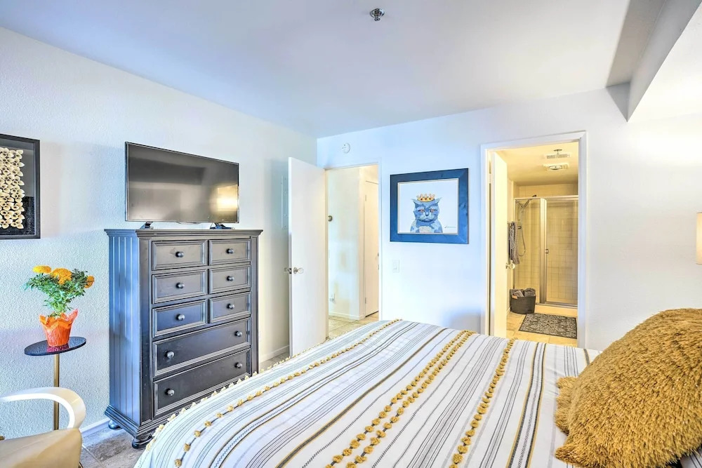 Condo w/ Patio, Walk to Downtown Palm Springs!