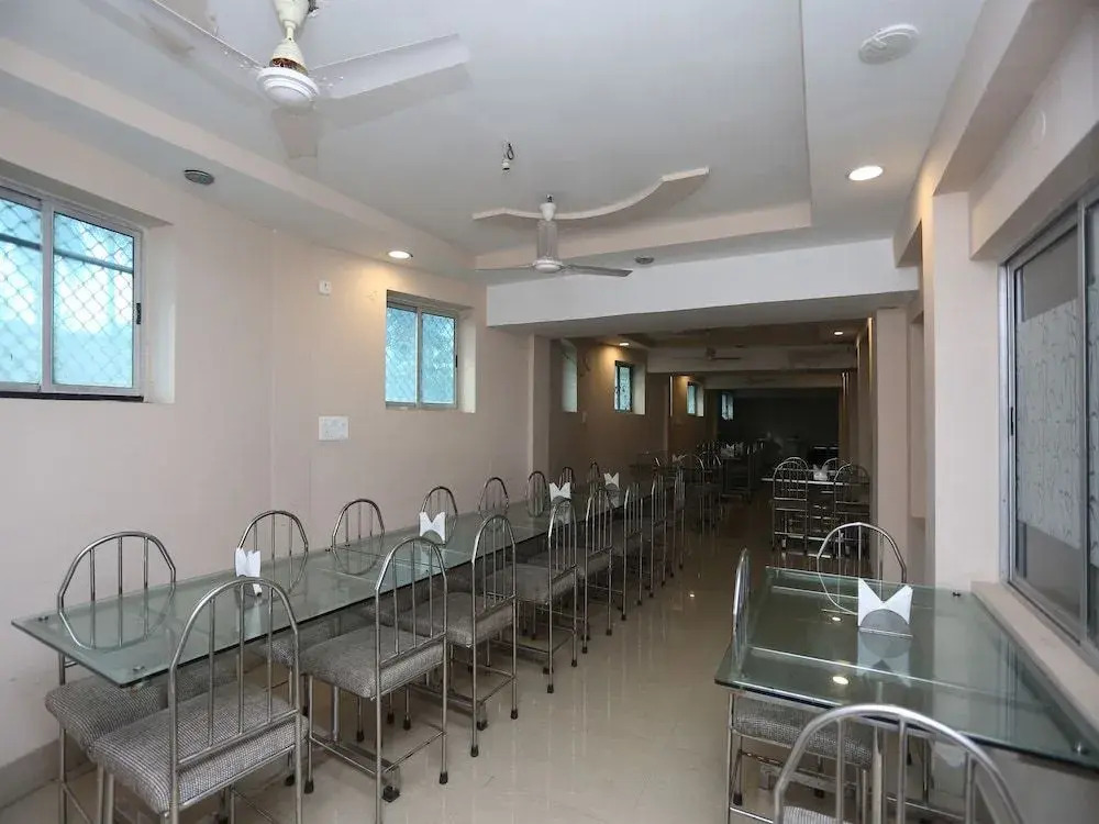 OYO 28314 Hotel Larica