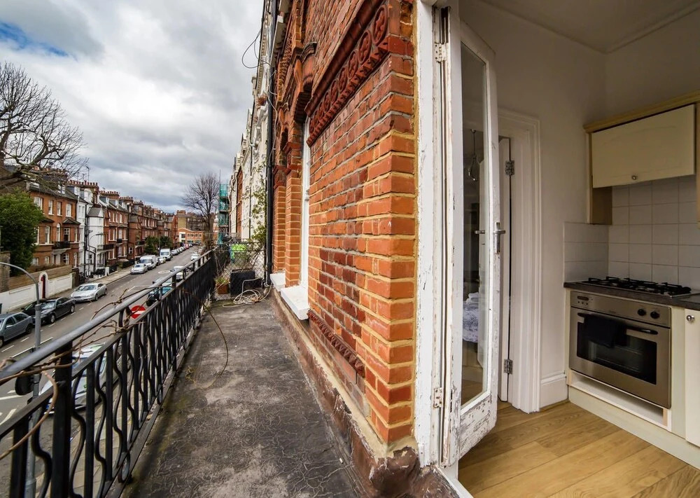 Bright 2 Bed in West Kensington W/balcony