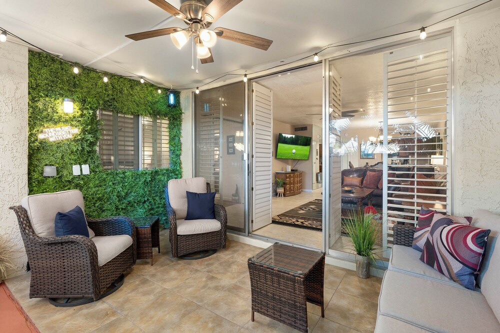 Walk to Old Town & Fashion Square, Condo w/ Patio