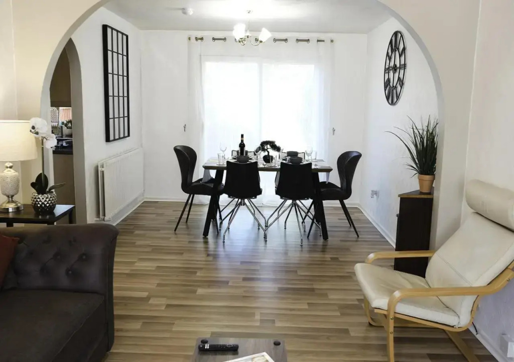 Central Three Bedroom House with Garden
