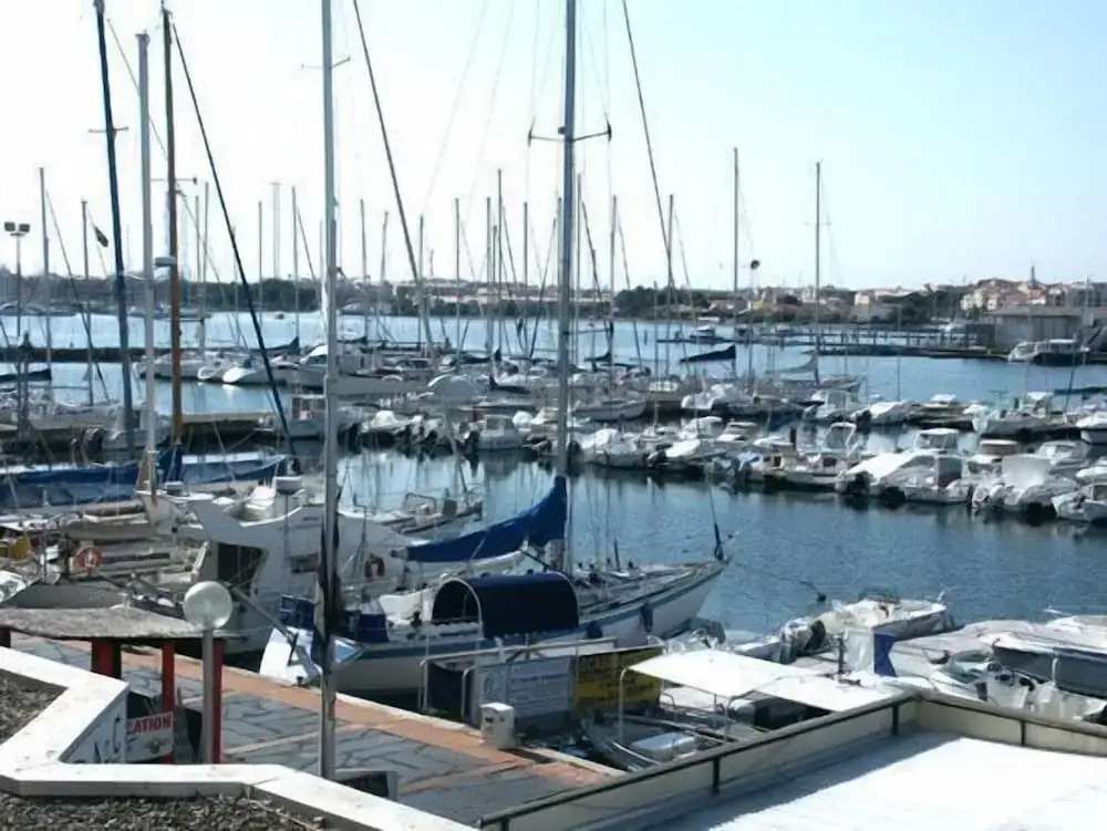 La Voile D Or seul hôtel sur le port